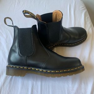 Dr. Martens 2976 Women's Smooth Leather Chelsea Boots. S8, Black Smooth Leather.